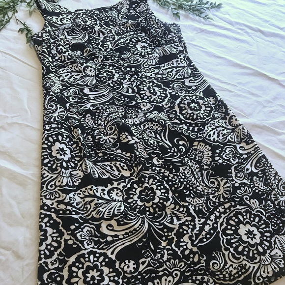 Dresses & Skirts - Sleeveless black and white paisley print dress